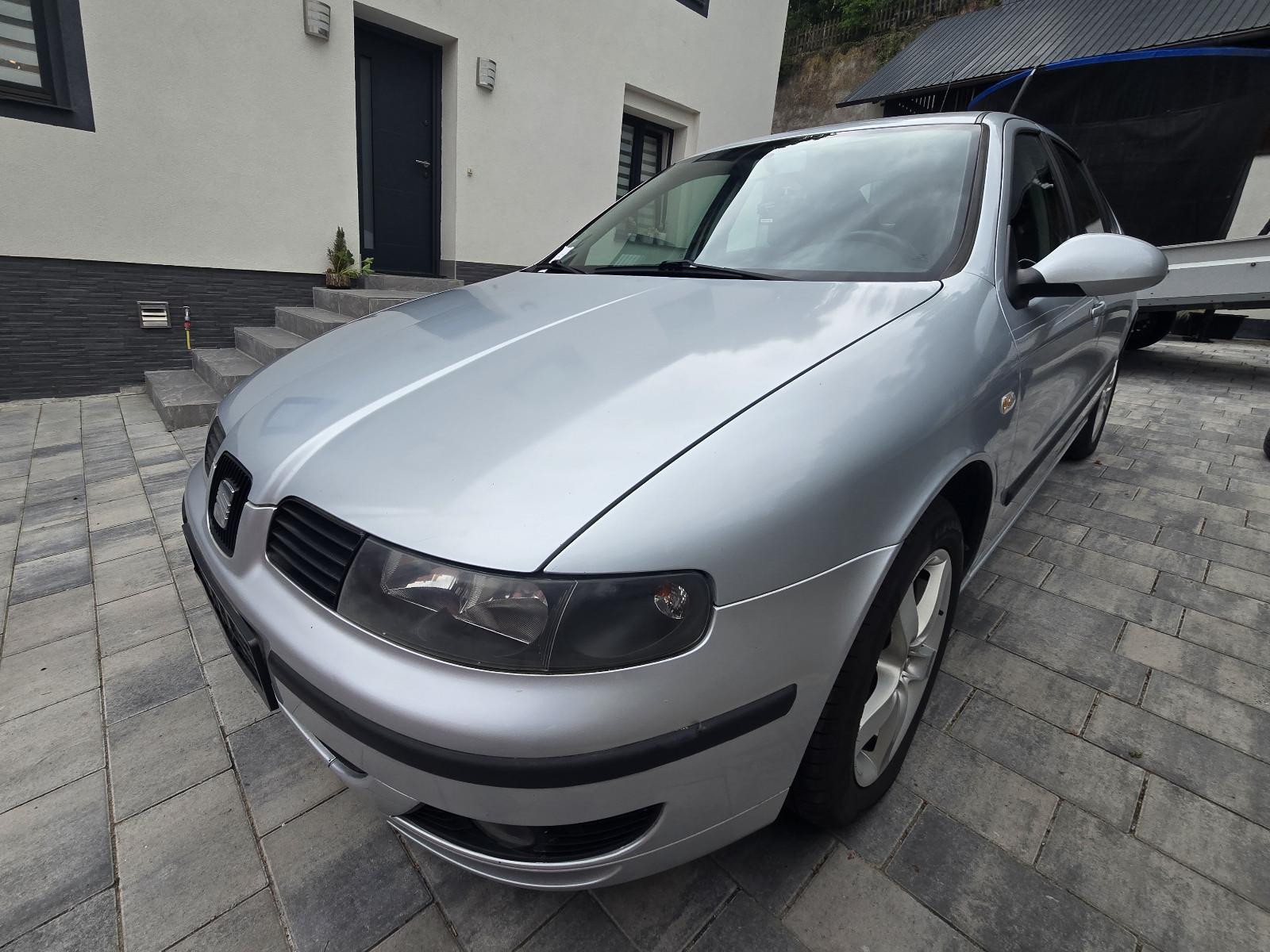 Seat Leon 1,6 16V TÜV NEU"SPORTSITZE"KLIMAAUT"ALU"ESP