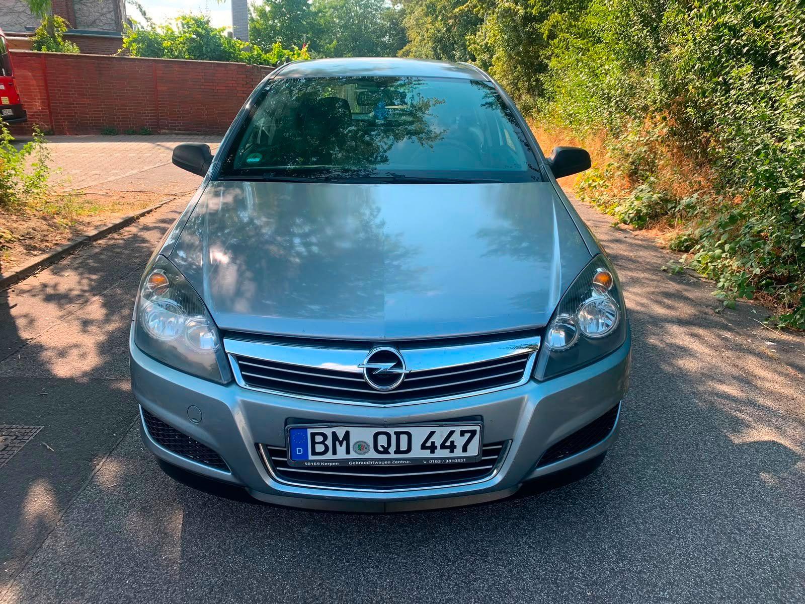 Opel Astra 2010 — interior