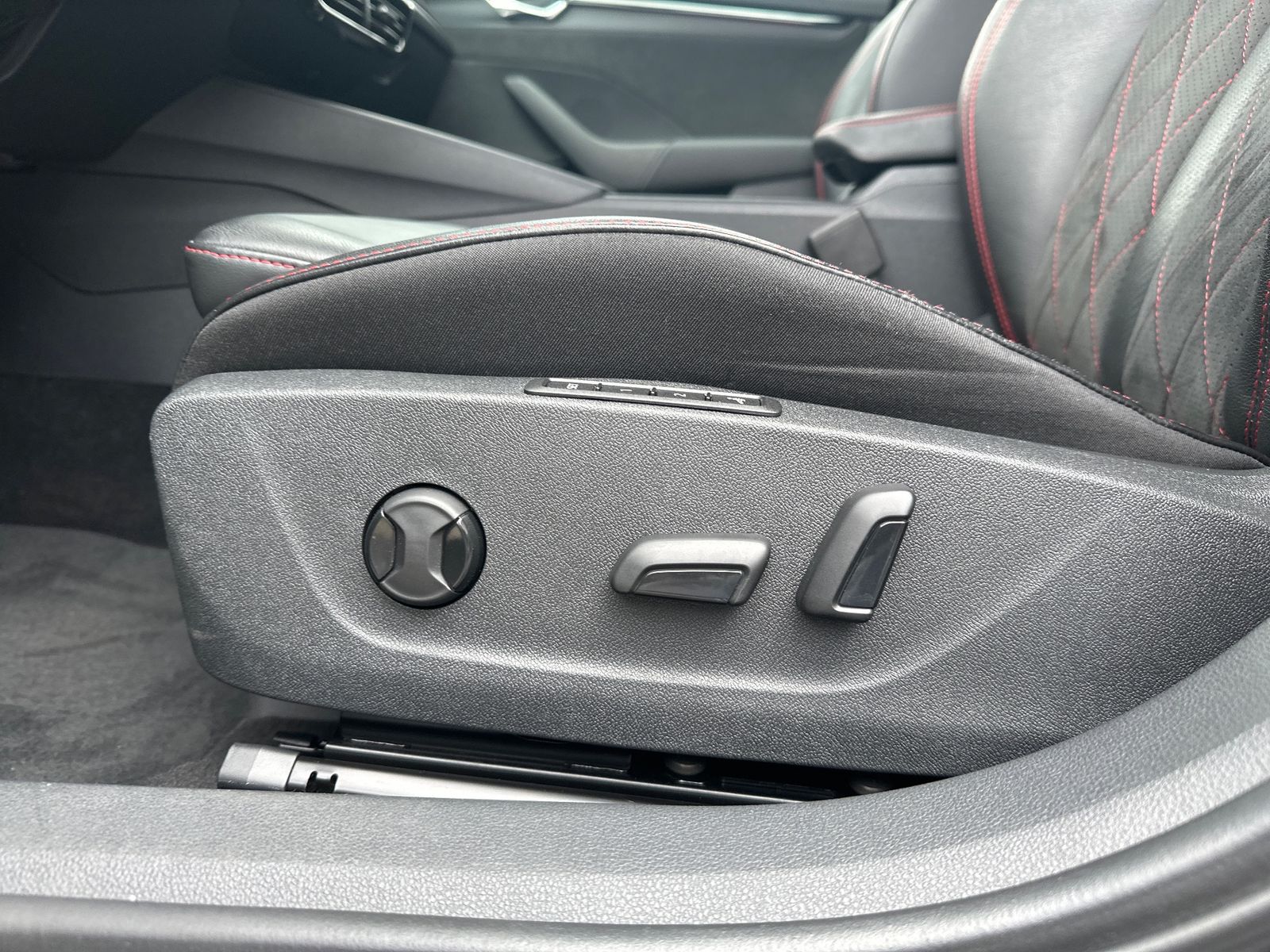 Fahrzeugabbildung SKODA Octavia Combi 2.0 TDI DSG RS Plus 4x4 NAV+MATRIX