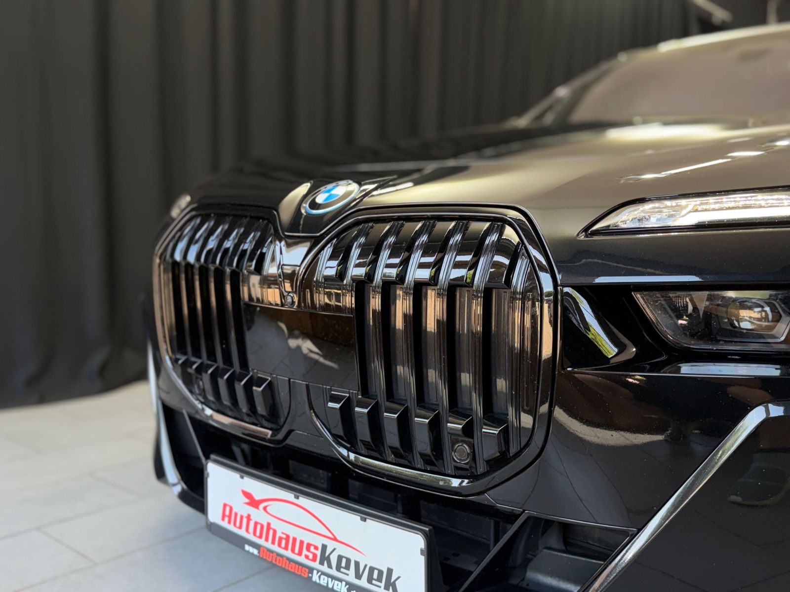 Fahrzeugabbildung BMW 750e xDrive M Sport Pro|TV|B&W|MASSAGE|SKY-LOUNG