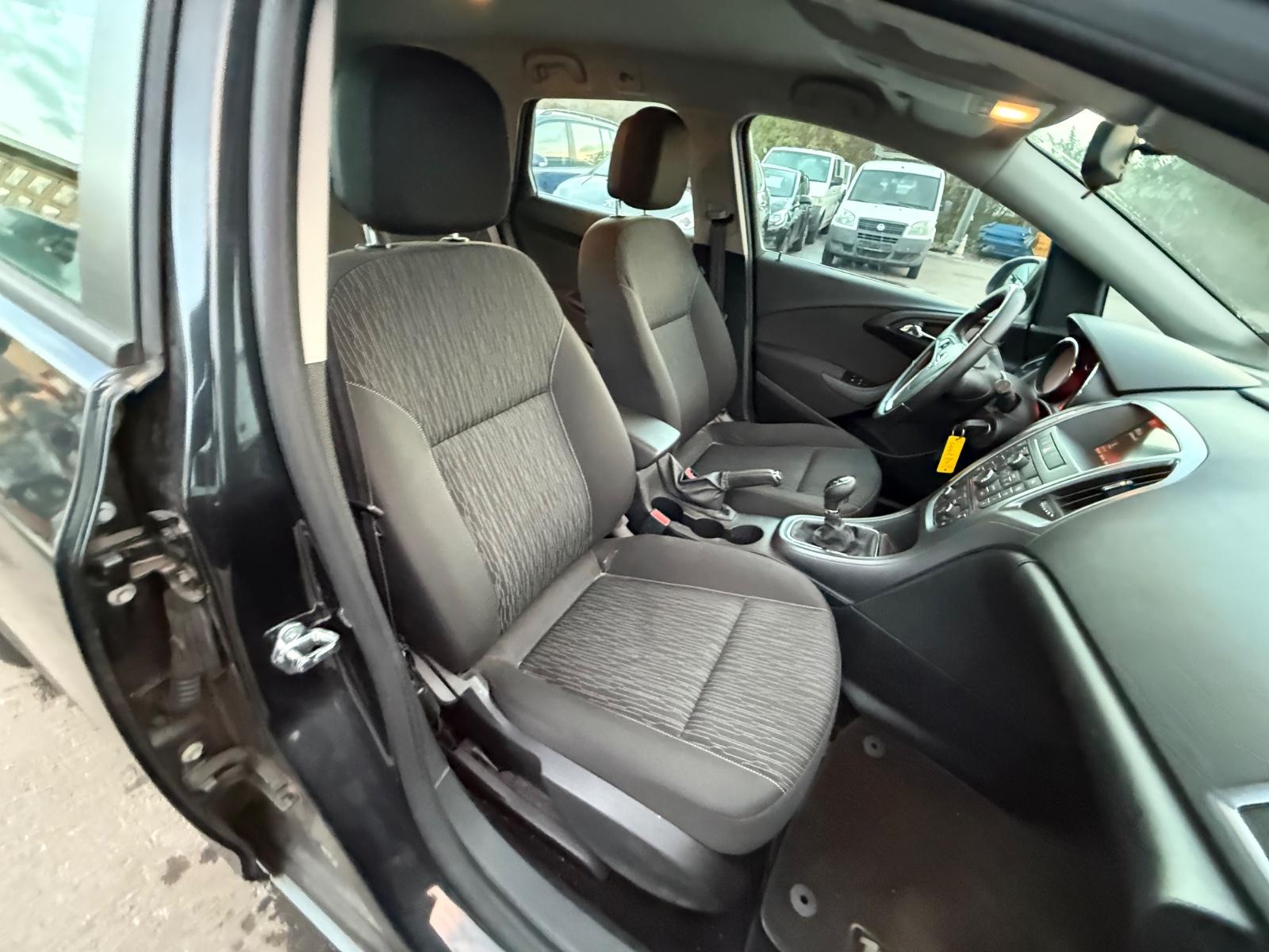 Opel Astra 2015 — photo 32