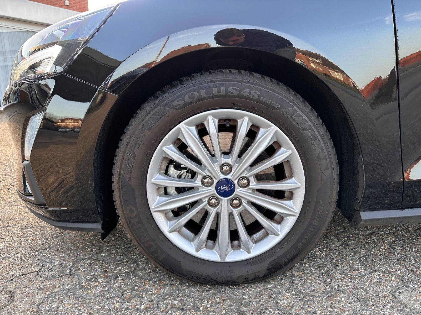 Fahrzeugabbildung Ford Focus Turnier Titanium 1.0 EB Navi/APP/LED/eHeck