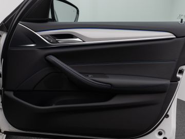 Fahrzeugabbildung BMW 540d xD Tour M Sport HUD HiFi Laserlicht 19``
