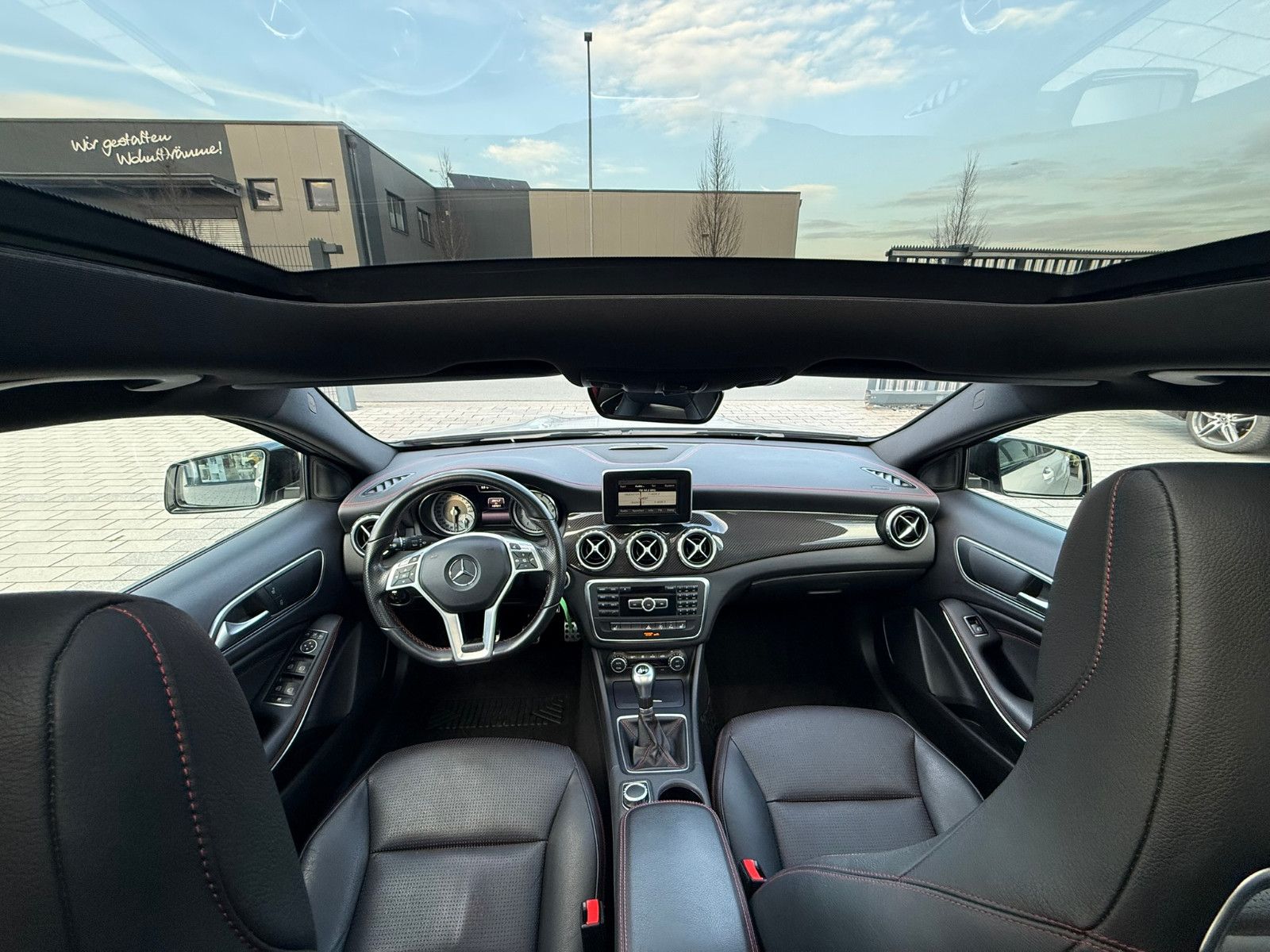 Fahrzeugabbildung Mercedes-Benz GLA 200 AMG Line PANO NAVI LEDER PDC WINTERRÄDER