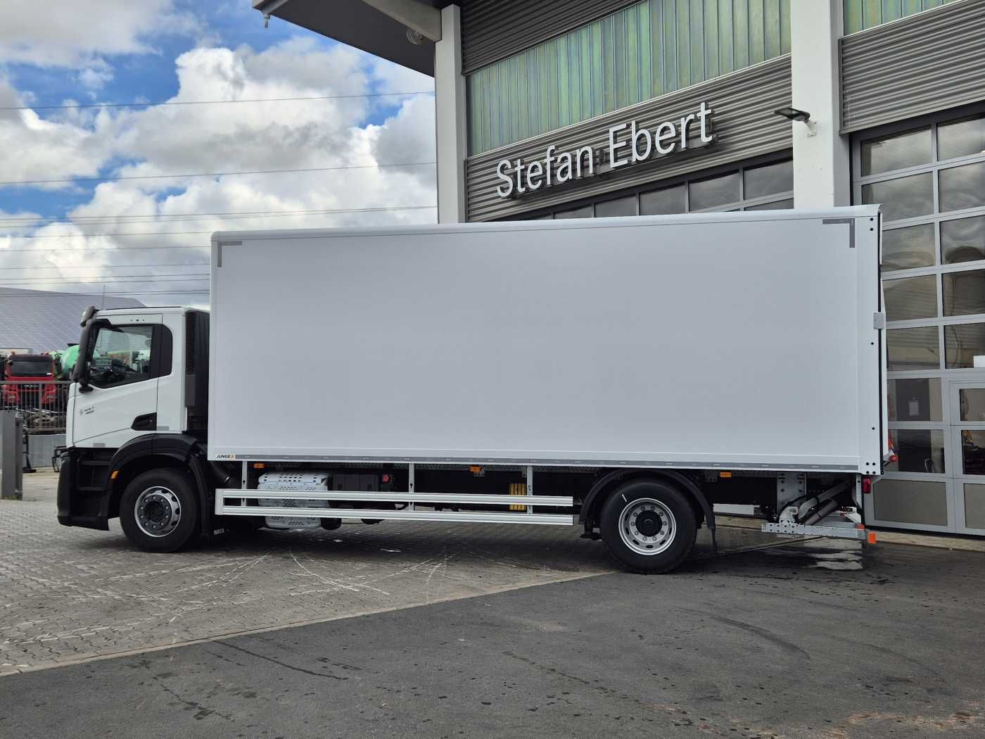 Fahrzeugabbildung Iveco AD190S40/P 4x2 Ladebordwand 2.000kg Navi ACC