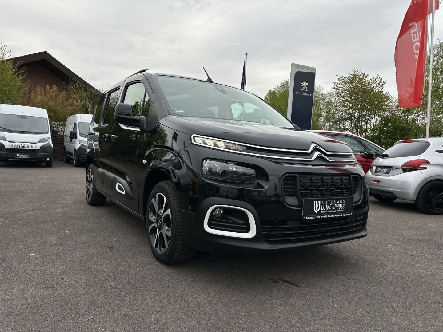 Fahrzeugabbildung Citroën Berlingo 1.2 M PT 130 S&S EAT8 Shine AHK Navi AC