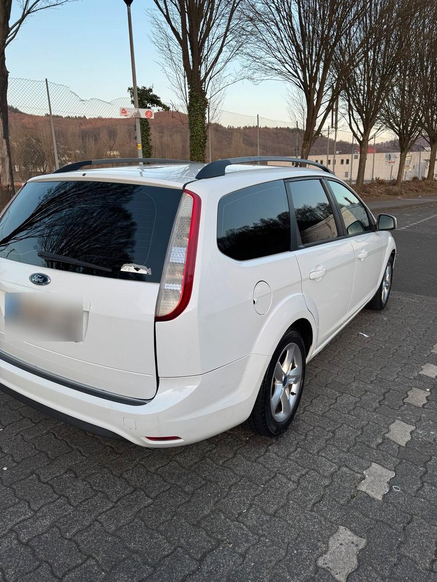 Ford Focus 2011 — rear view
