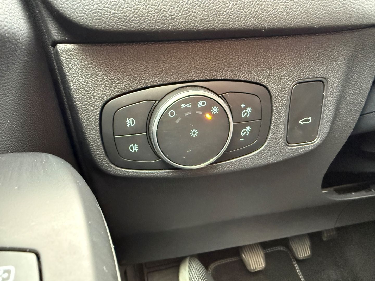 Fahrzeugabbildung Ford Focus Titanium X Turnier HUD Navi Digitales Cock