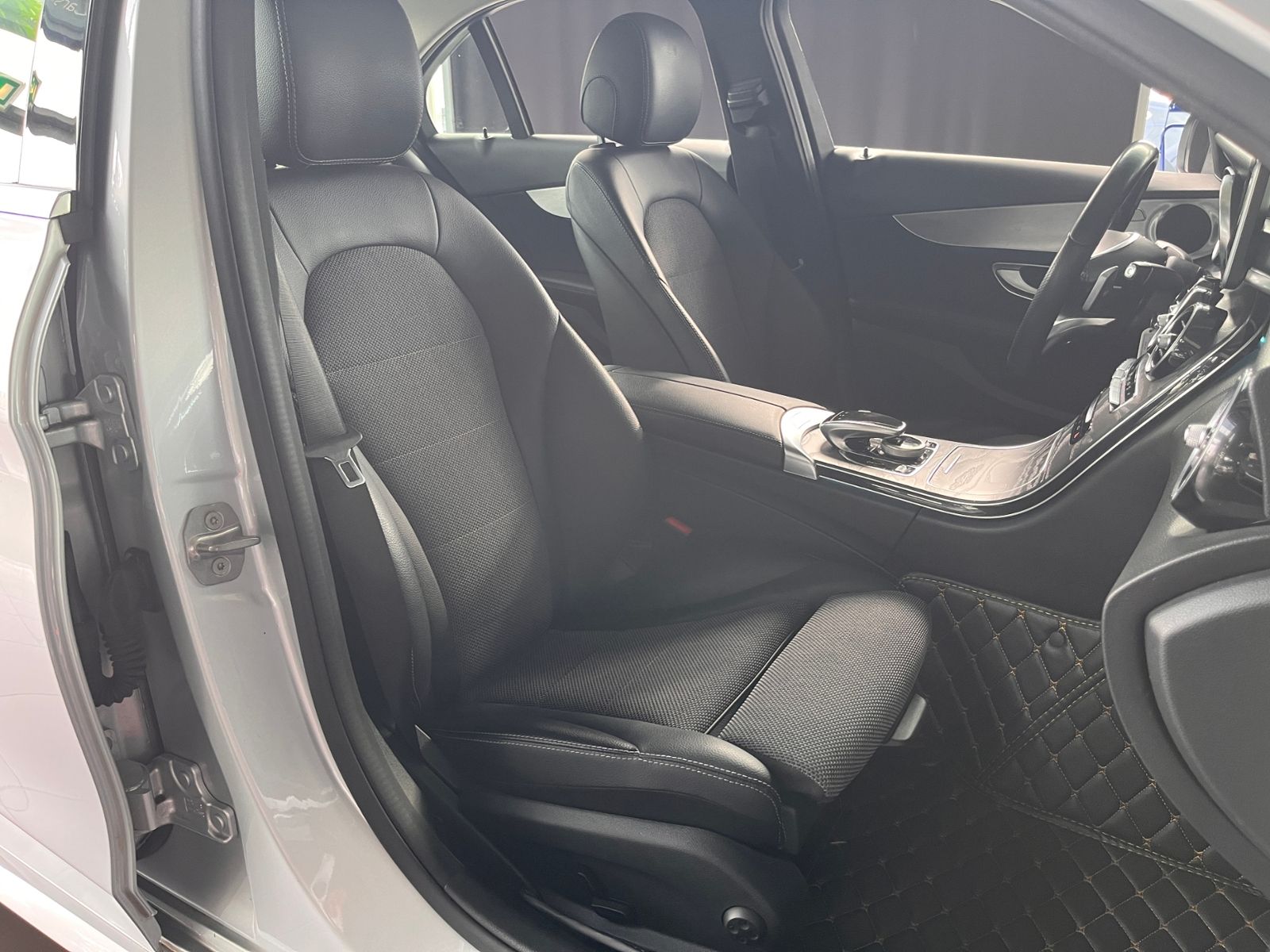 Fahrzeugabbildung Mercedes-Benz C 200 9G-TRONIC AMG Line NAVI LED