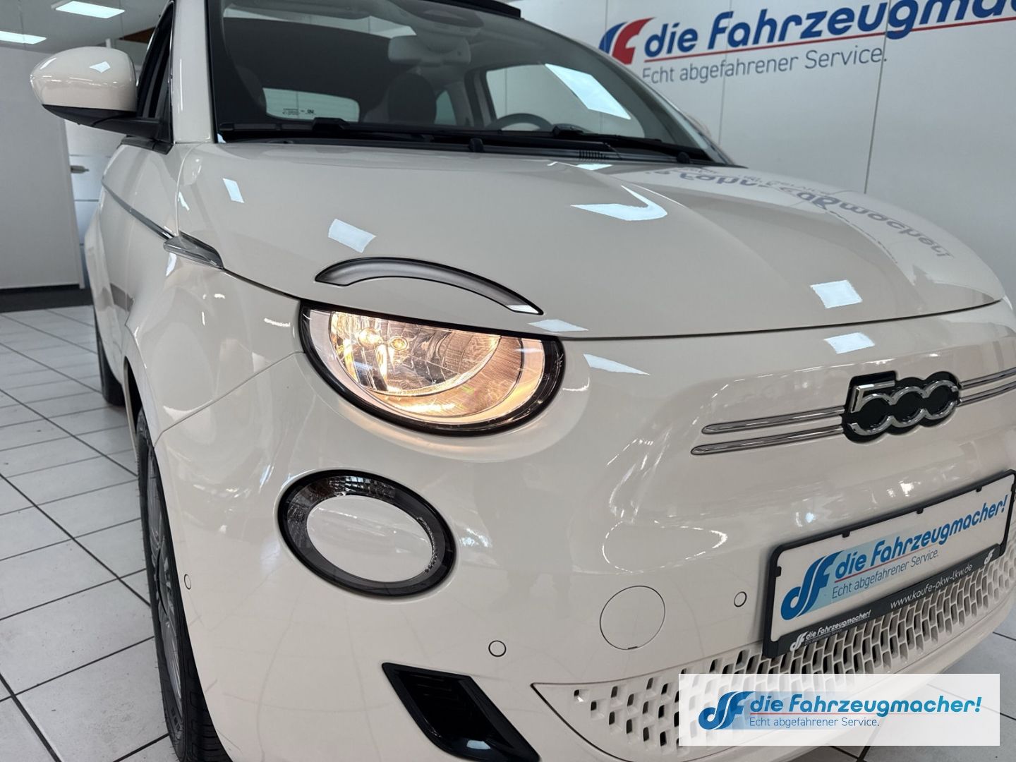 Fahrzeugabbildung Fiat 500 e Apple CarPlay Android Auto Klimaautom Fah