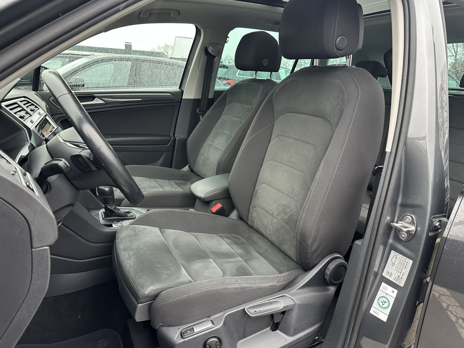 Fahrzeugabbildung Volkswagen Tiguan 2.0 TDI 4M HL NAV+LED+AHK+PANO+360°+ACC