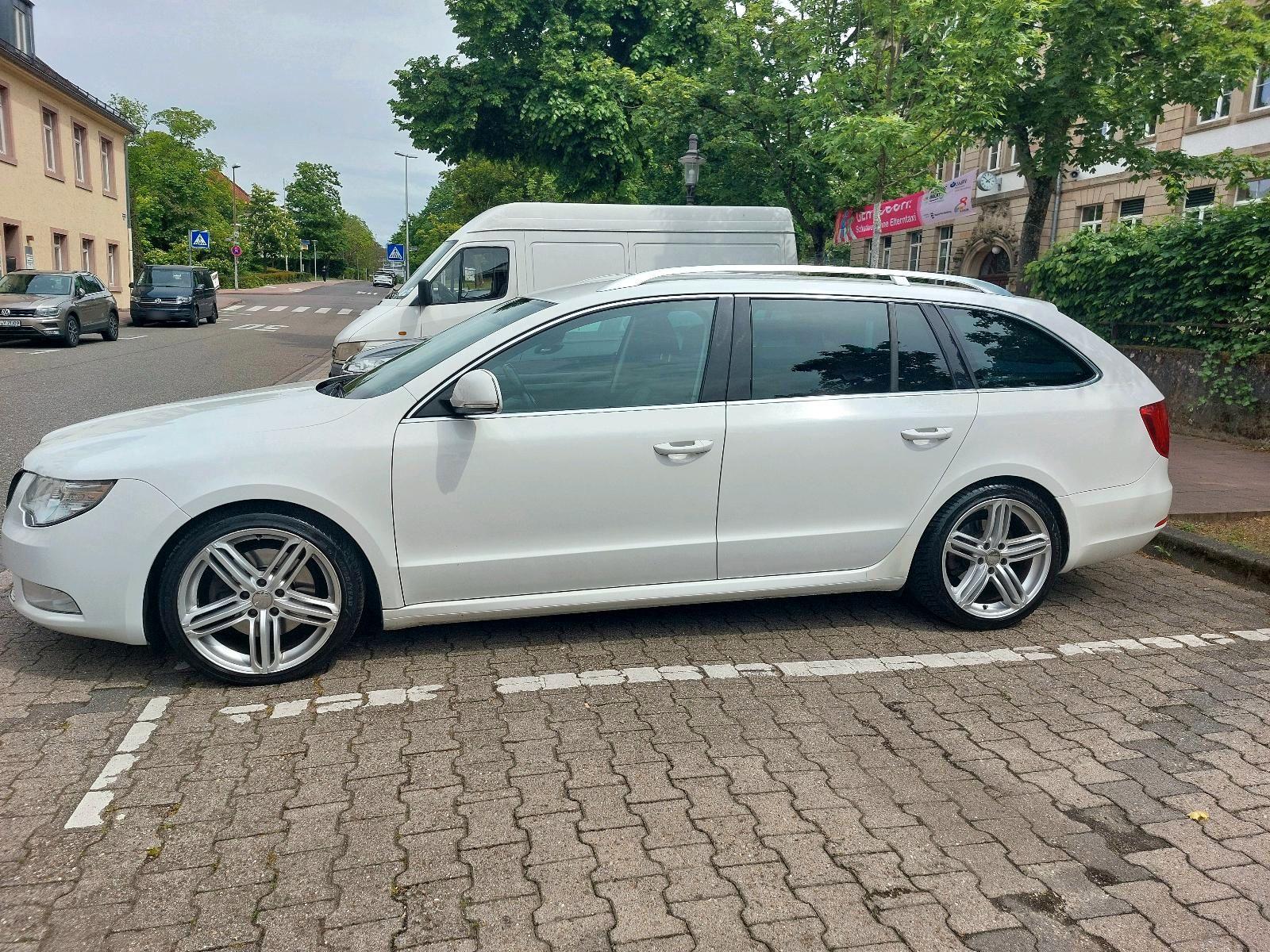Skoda Superb 2011 — photo 13
