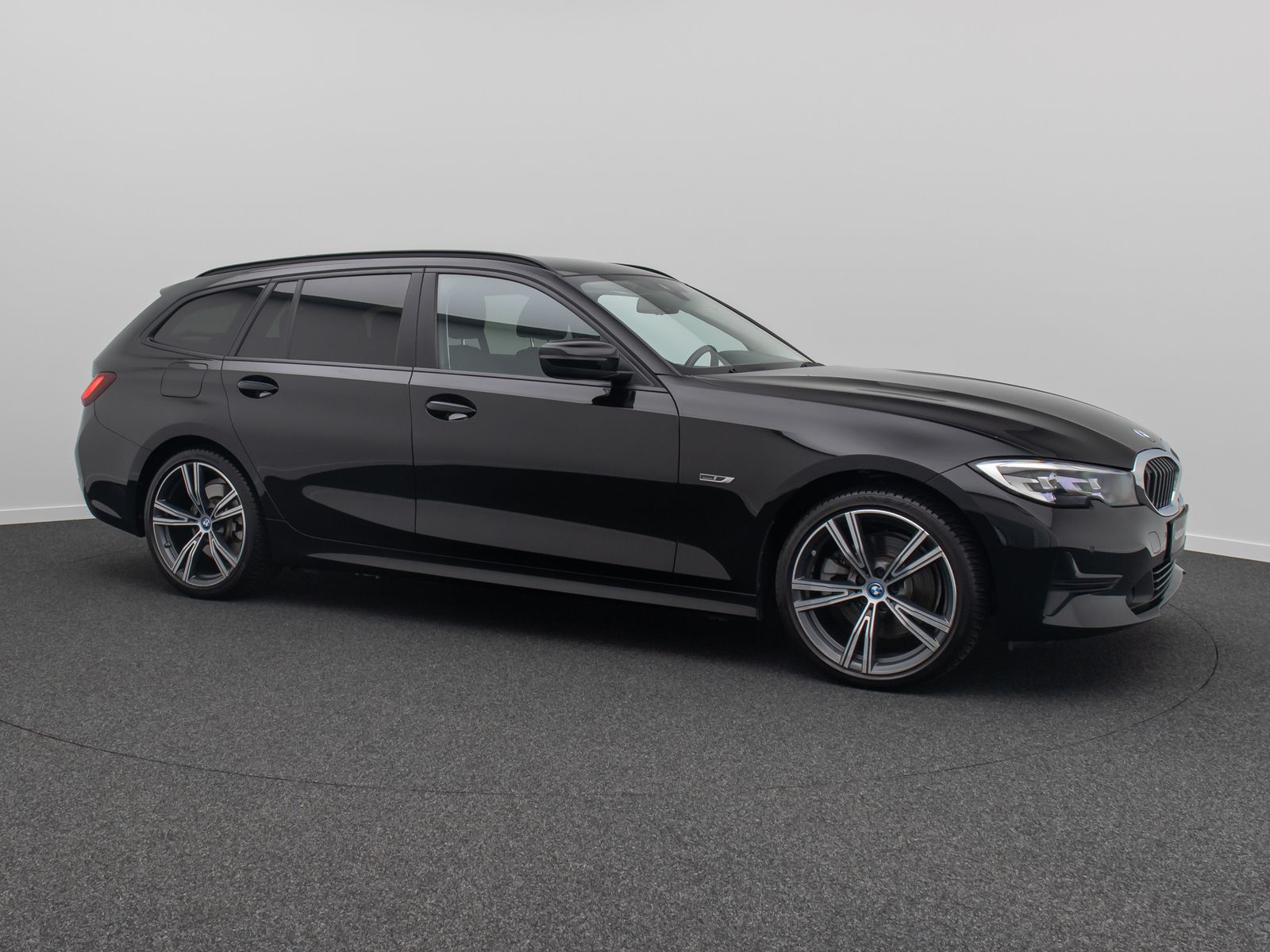Fahrzeugabbildung BMW 320e Alarm DAB PDC GeschwindigReg Cockpit 19Zoll