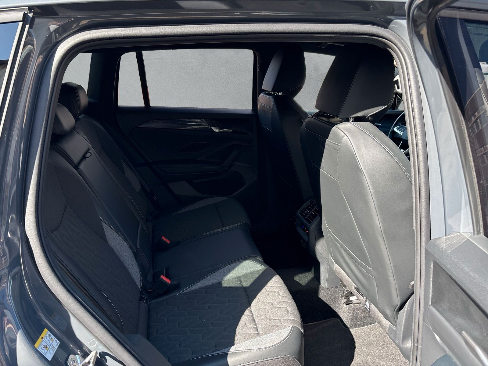 Fahrzeugabbildung Volkswagen Tiguan 2.0 TDI Life HuD AHK Keyless IQ-Light