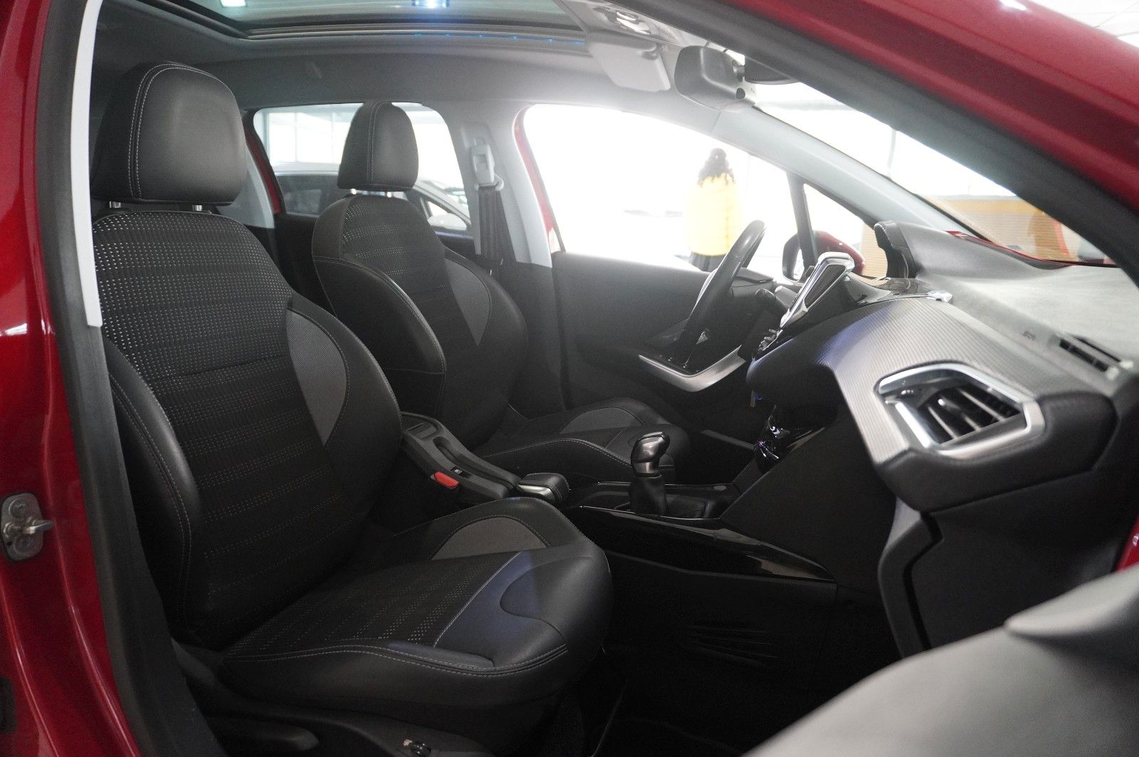 Fahrzeugabbildung Peugeot 2008 1.5D ALLURE NAVI/LED/KAMERA/SHZ/PANO./SPORT