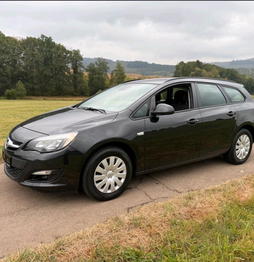 Opel Astra 2015 — rear view