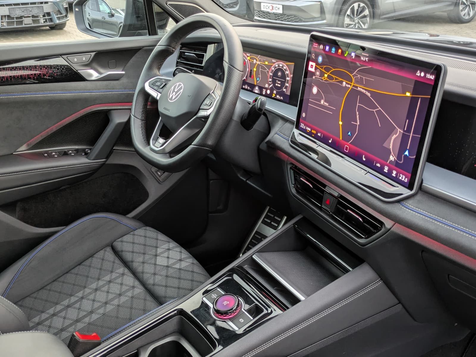 Fahrzeugabbildung Volkswagen Tayron 2.0 TDI 4M R-Line 7Si*MATRIX*AHK*PANO*HUD