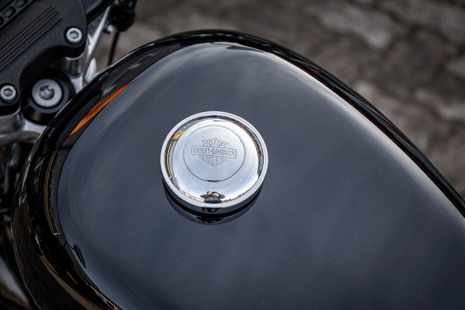 Fahrzeugabbildung Harley-Davidson XL883L SUPERLOW SPORTSTER - VIVID BLACK