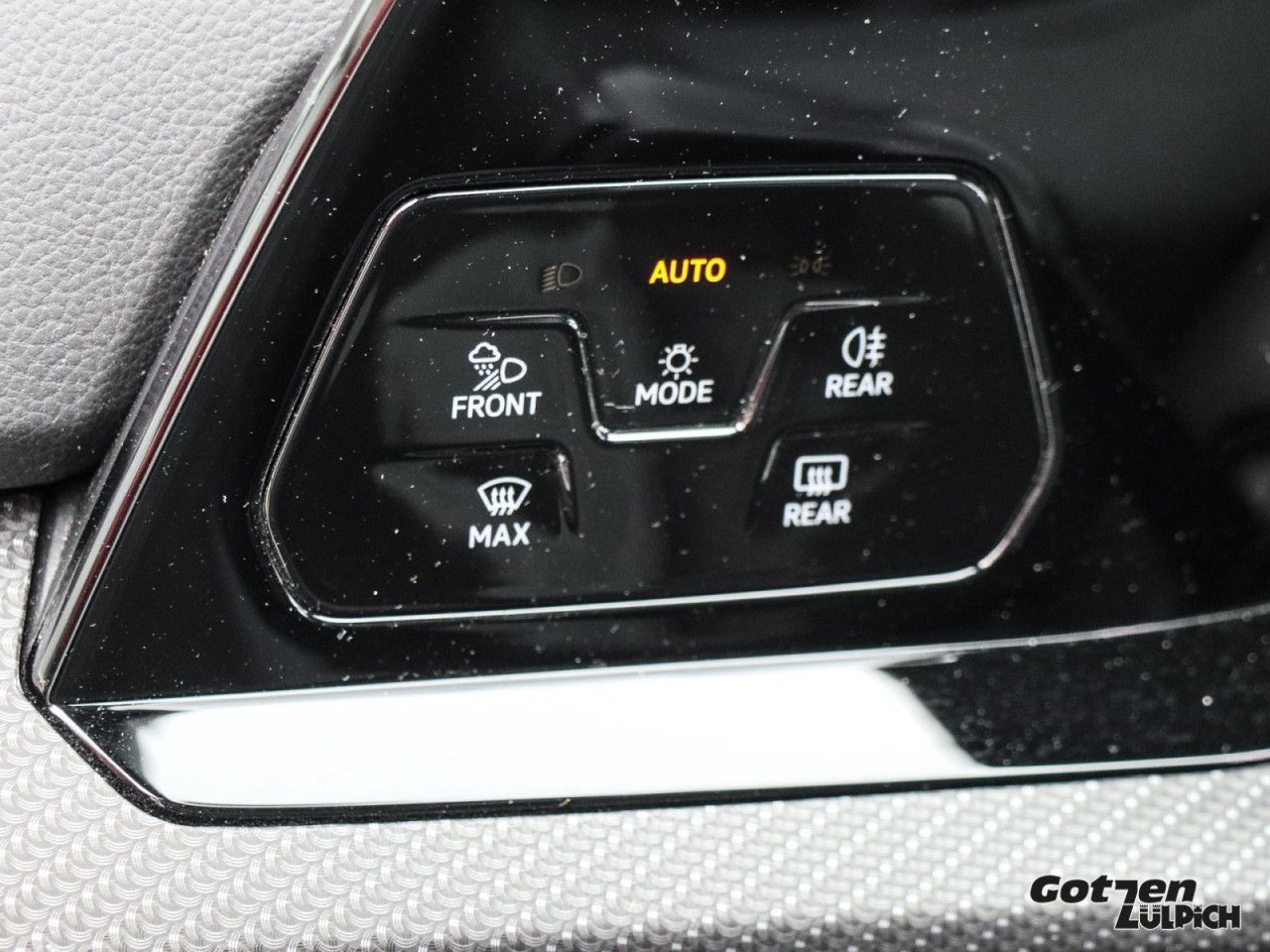 Fahrzeugabbildung Volkswagen Golf VIII R-Line 1.5 eTSI DSG Klima Navi LED