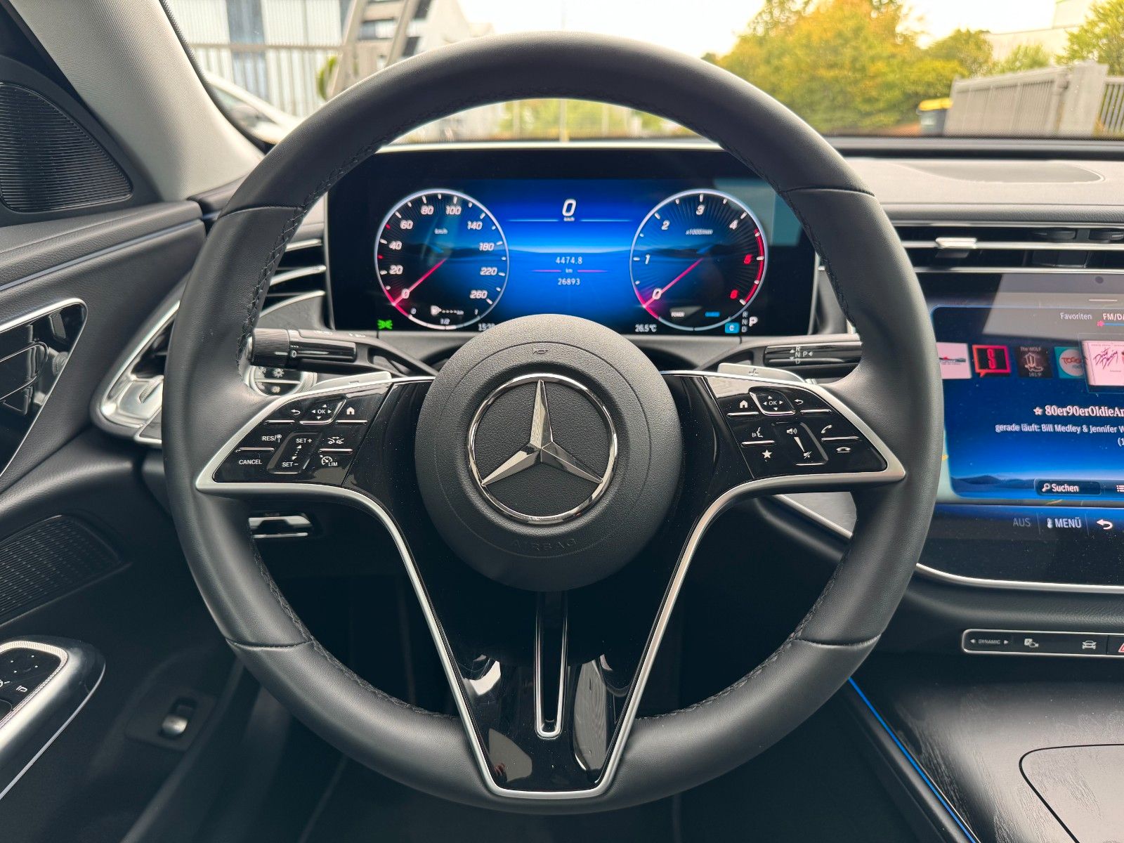 Fahrzeugabbildung Mercedes-Benz E 220 d Avantgarde R-Kamera+Pano+Distr+TotW+ - mit KI generiert/bearbeitet