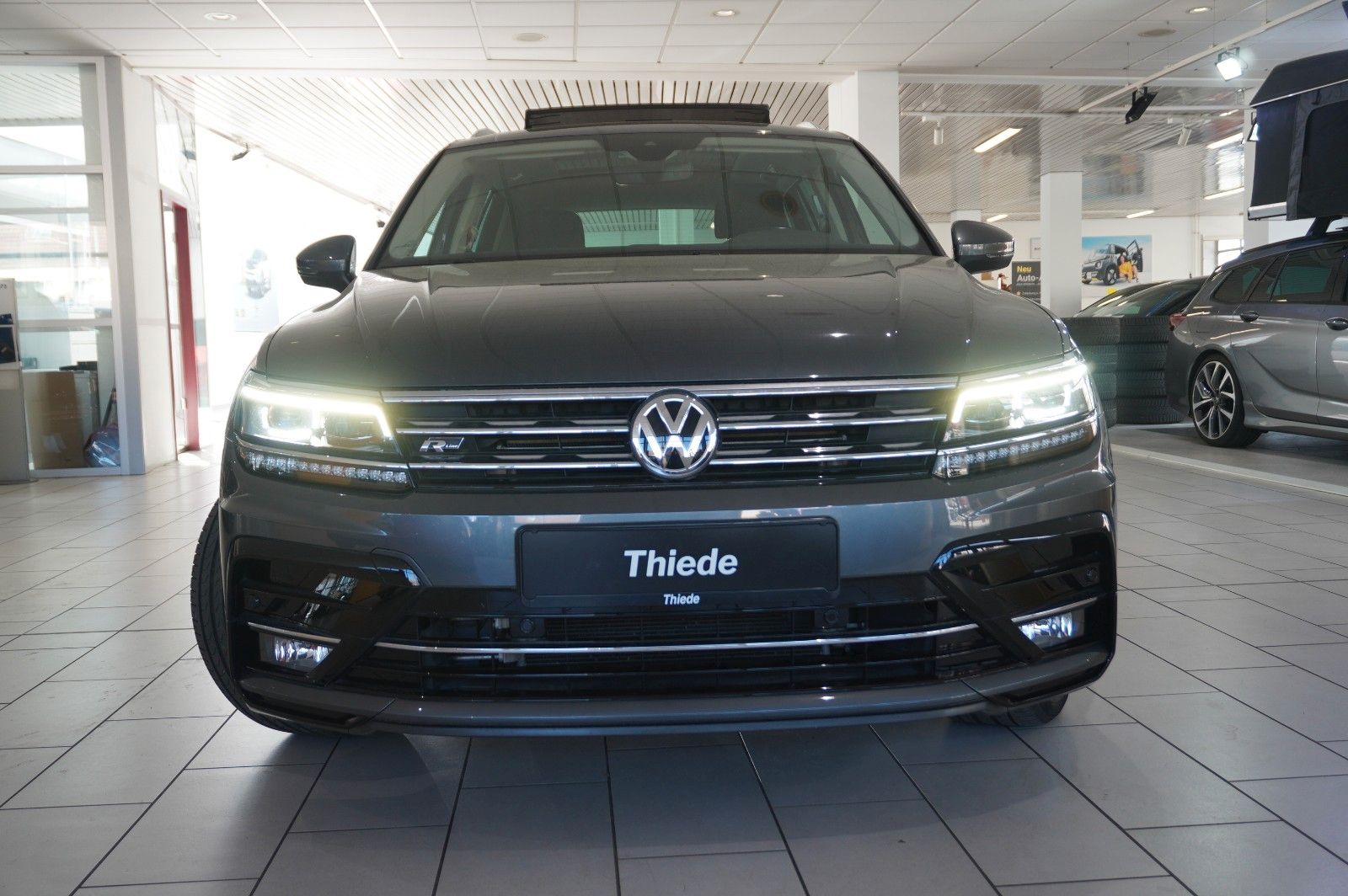 Fahrzeugabbildung Volkswagen Tiguan 2.0 TSI 4MOTION R-LINE NAVI/KAMERA/SH/AHK
