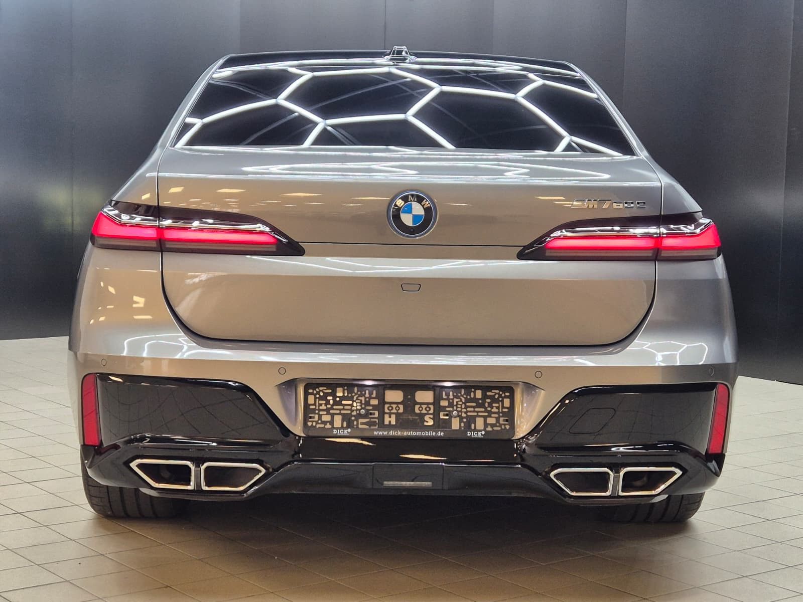 Fahrzeugabbildung BMW M760 e xD M PAKET+PANO+HEAD+SOFT+MEMO+B&W+360°+