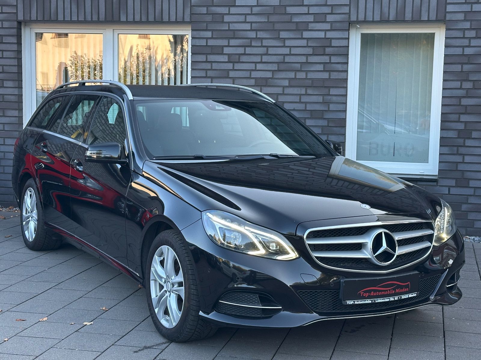 MERCEDES-BENZ E 220 4Matic/SHZ/PDC/AHK/AMBIENTE/2.HAND
