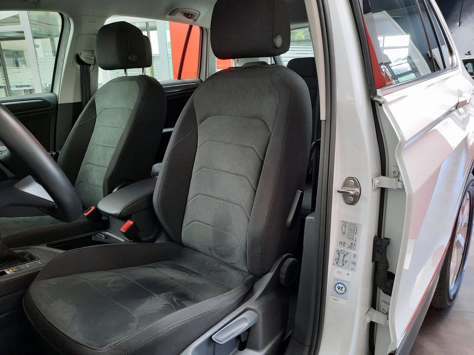 Fahrzeugabbildung Volkswagen Tiguan Elegance TSI DSG *LED*PDC*Sitzhzg*ACC*APP