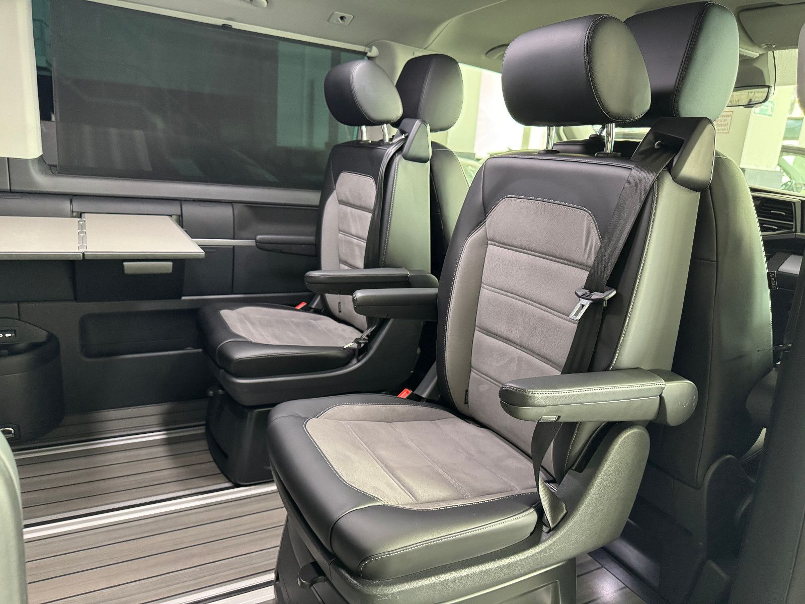 Fahrzeugabbildung Volkswagen T6.1 4M DSG IQ.DRIVE INDIVIDUAL EDITION 6-SITZER