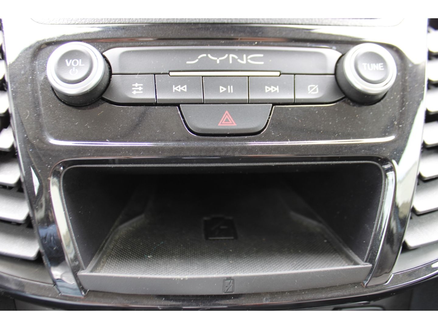 FORD Tourneo Connect 1.5 TDCi Titanium Xenon Navi AHK - Image 25