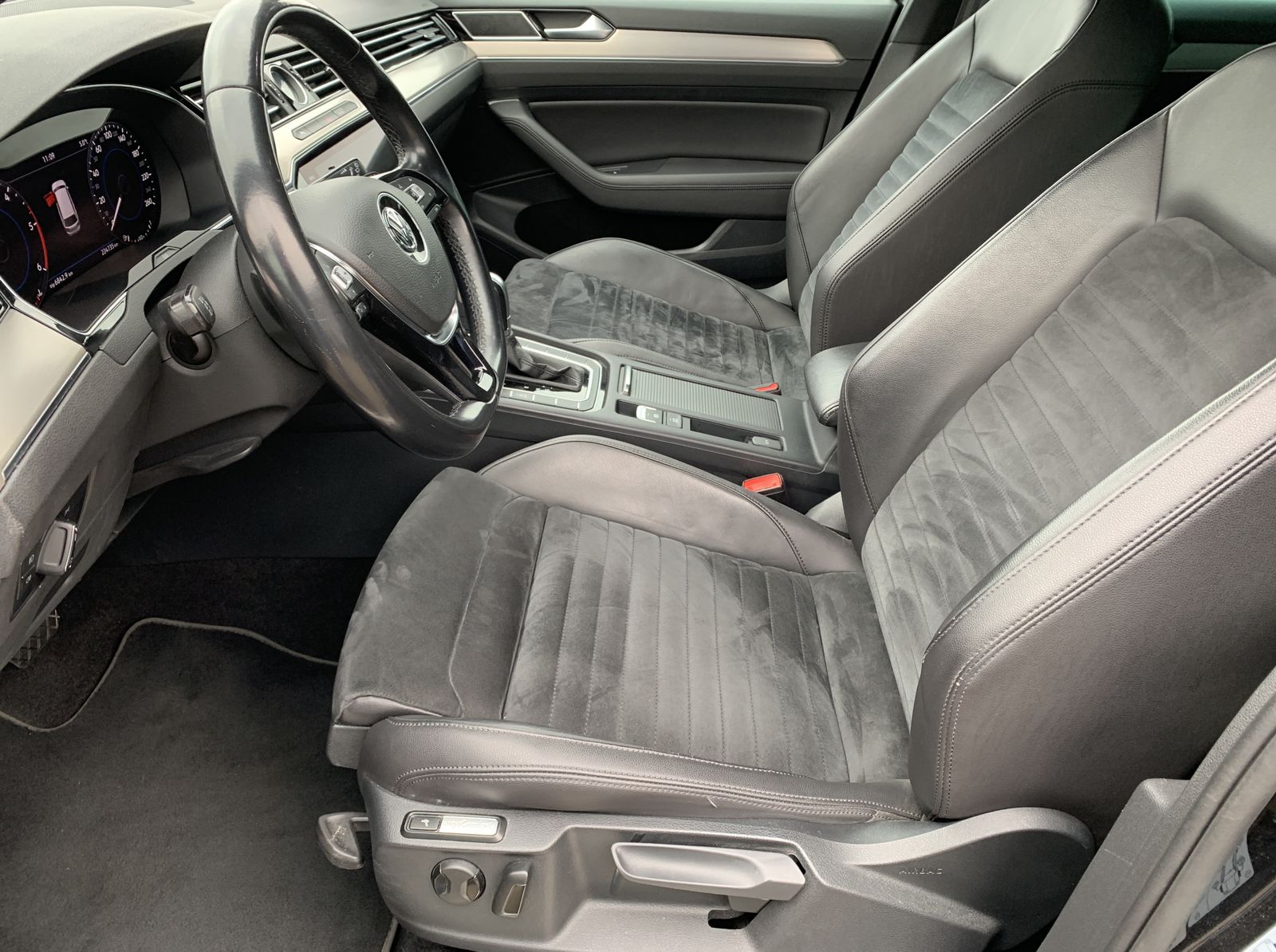 Fahrzeugabbildung Volkswagen Passat Variant 2.0 TDI*Highline*LED-Matrix*Pano*