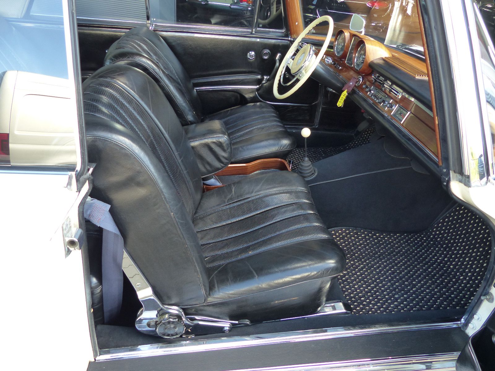 Fahrzeugabbildung Mercedes-Benz 220 SE Coupe W 111
