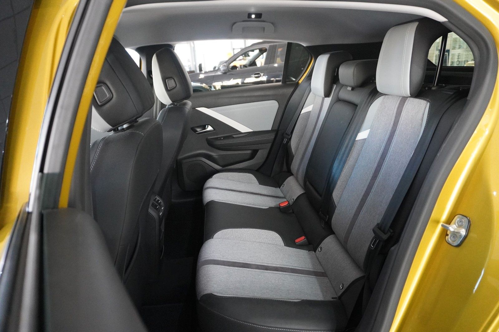 Fahrzeugabbildung Opel Astra L Lim. 1.6 HYBRID ELEGANCE NAVI/LED/SH/AHK