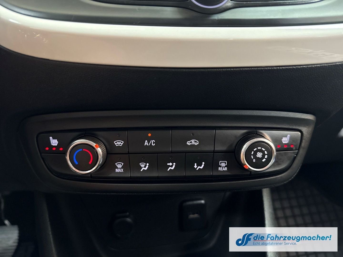 Fahrzeugabbildung Opel Crossland Limited Edition 1.2 Turbo EU6d Apple C