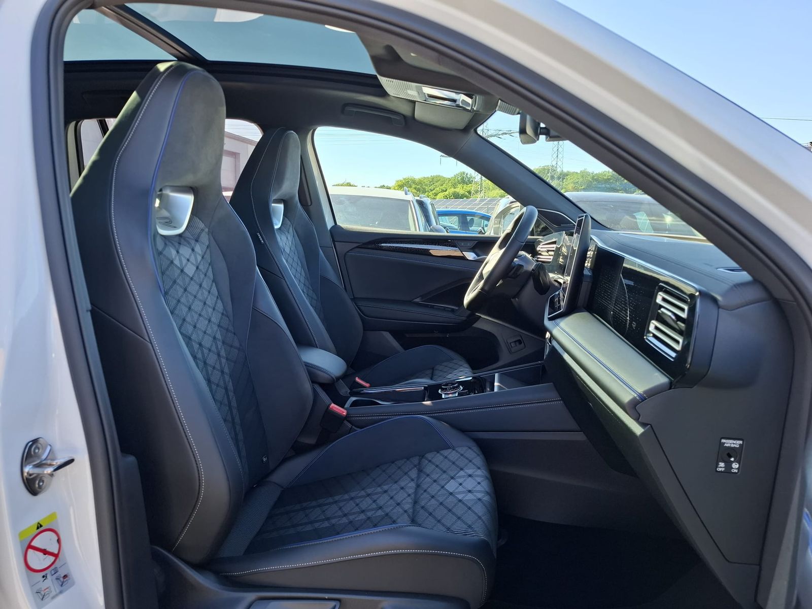 Fahrzeugabbildung Volkswagen Tiguan 2.0 TDI 4M R-Line BLACK*PAN*HK*AHK*MATRIX