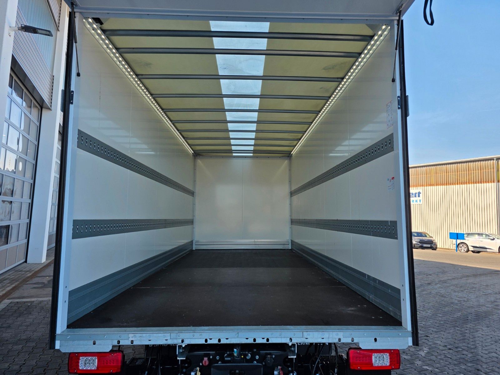 Fahrzeugabbildung Iveco Eurocargo 80E21 Koffer LBW
