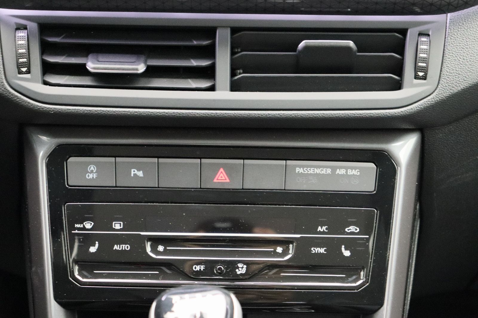 Fahrzeugabbildung Volkswagen T-Cross Navi LED AppleCar Einparkhilfe v+h