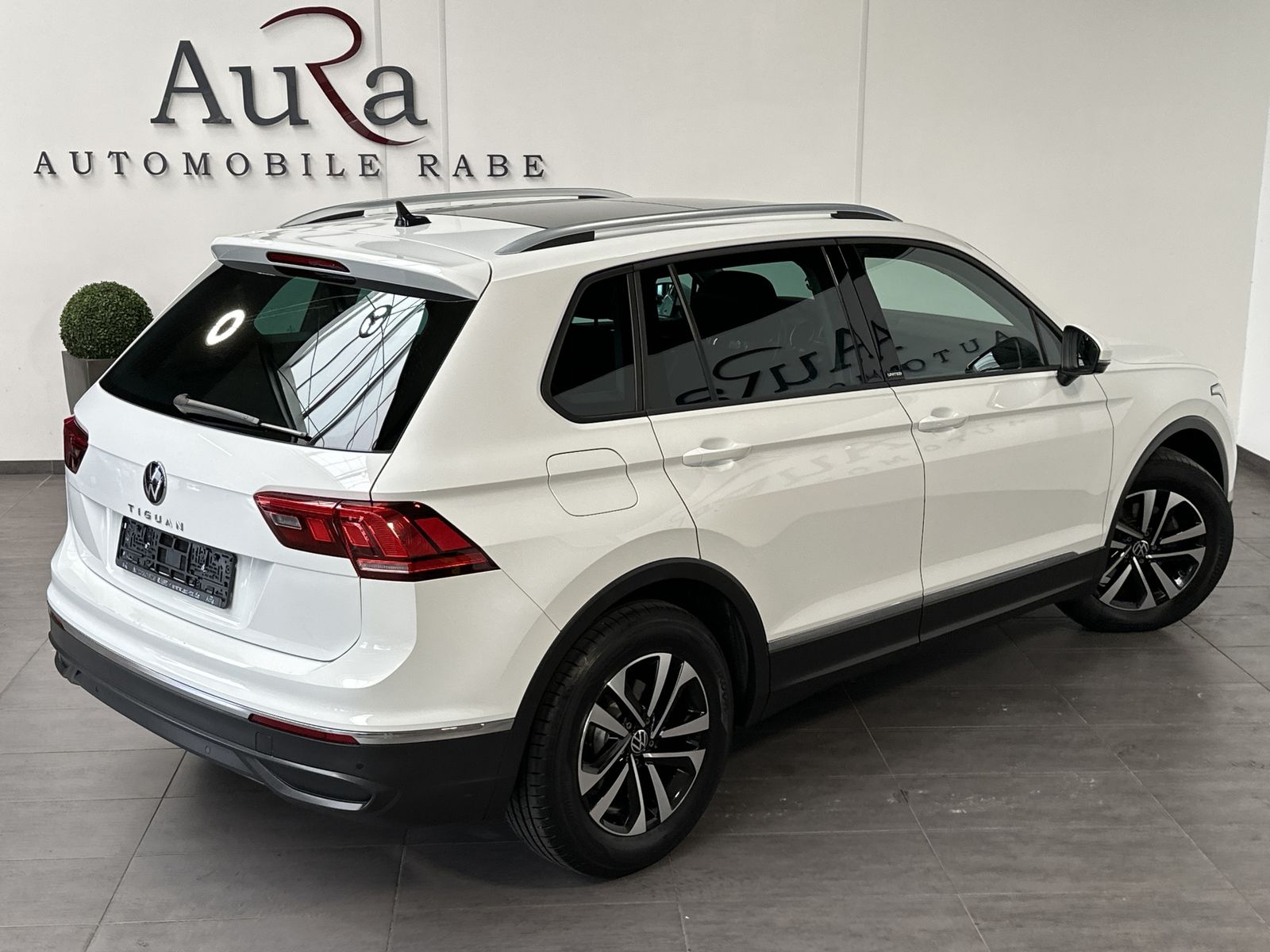 Fahrzeugabbildung Volkswagen Tiguan 1.5 TSI DSG United NAV+LED+AHK+PANO+360°