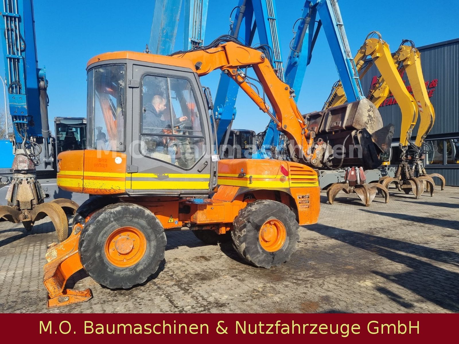 Fahrzeugabbildung MECALAC 12 MTX  / Klappschaufel / Gabel / 3x Tieflöffel