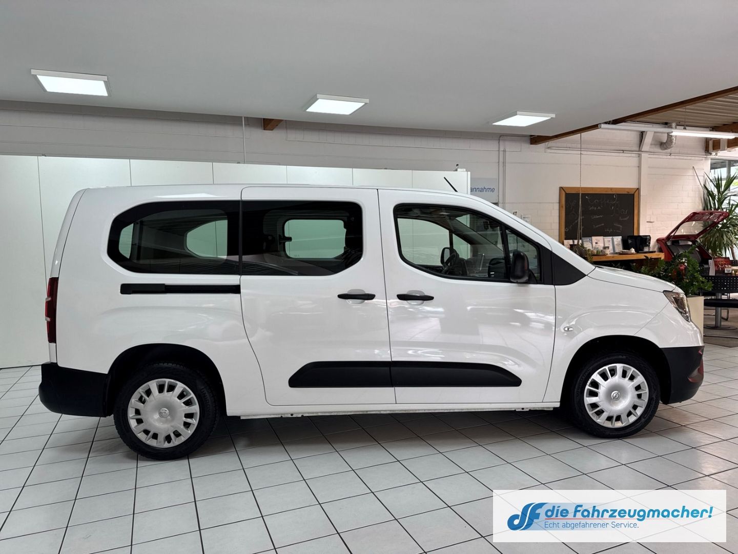 Fahrzeugabbildung Opel Combo Life E Basis 1.5 D L2 Apple CarPlay Androi