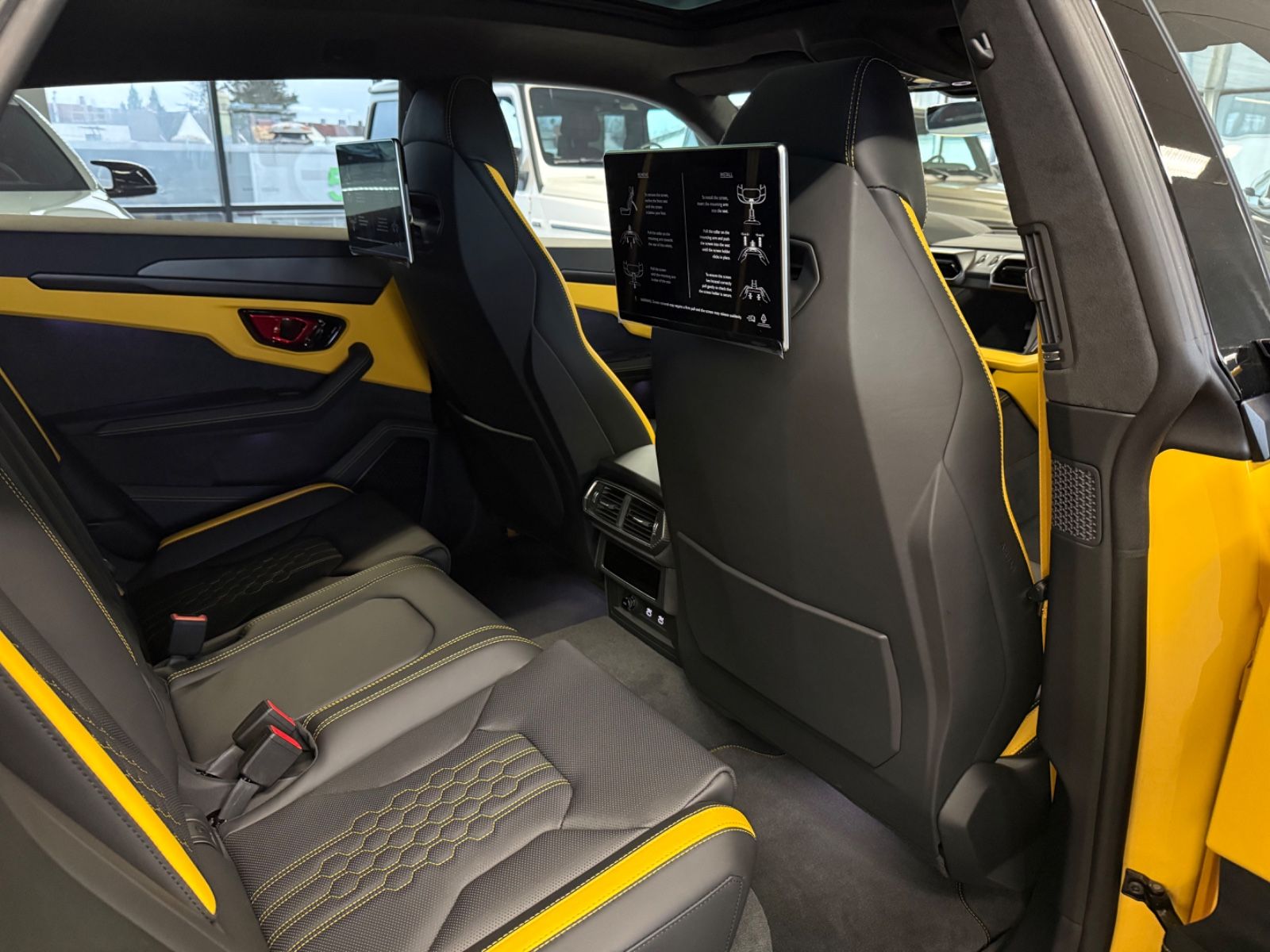 LAMBORGHINI Urus - 5