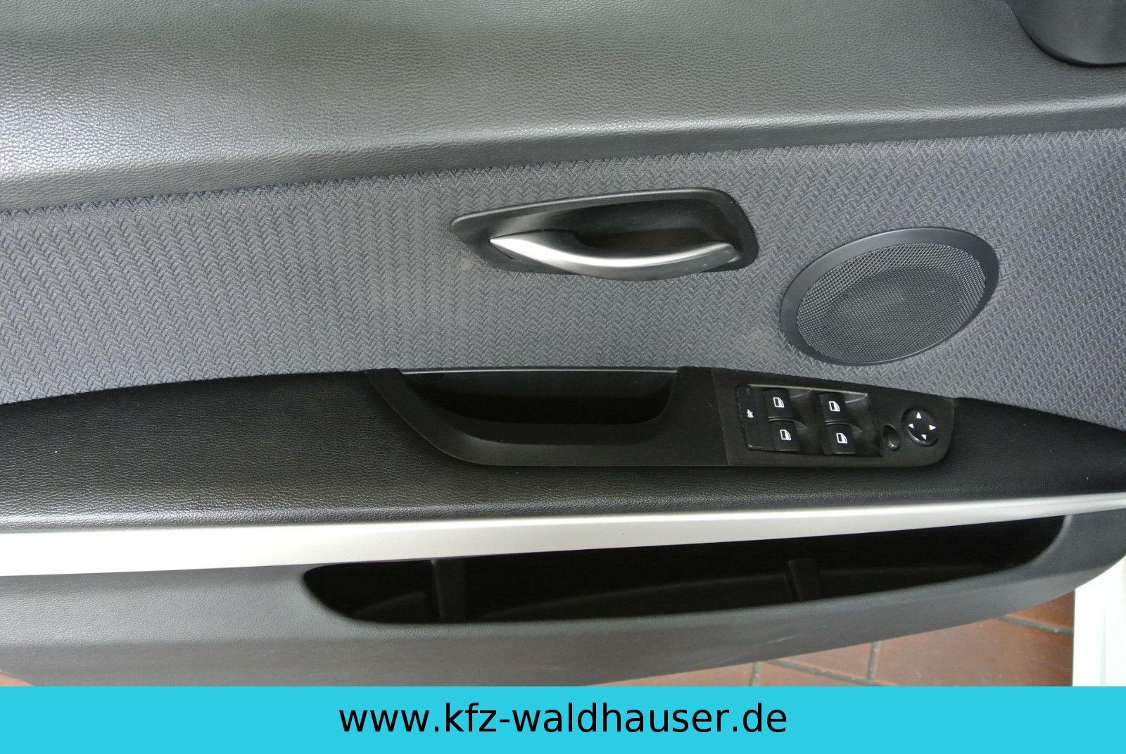 BMW 318 2010 — photo 35