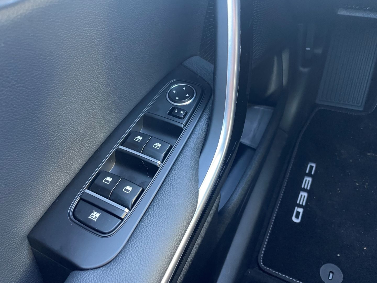 Fahrzeugabbildung Kia Ceed_sw Vision Kamera PDC VerkehrszeichERK