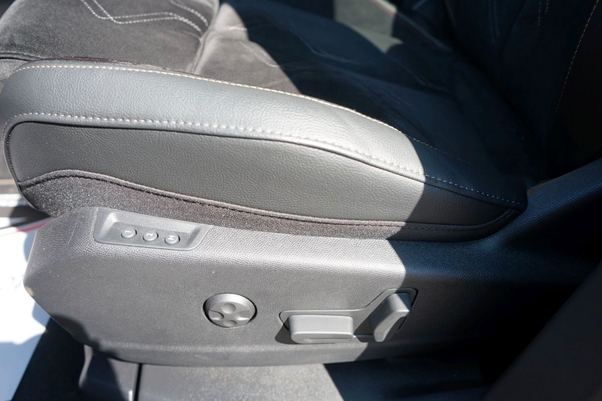 Fahrzeugabbildung DS Automobiles DS7 (Crossback) Performance Line + 360 Kamera