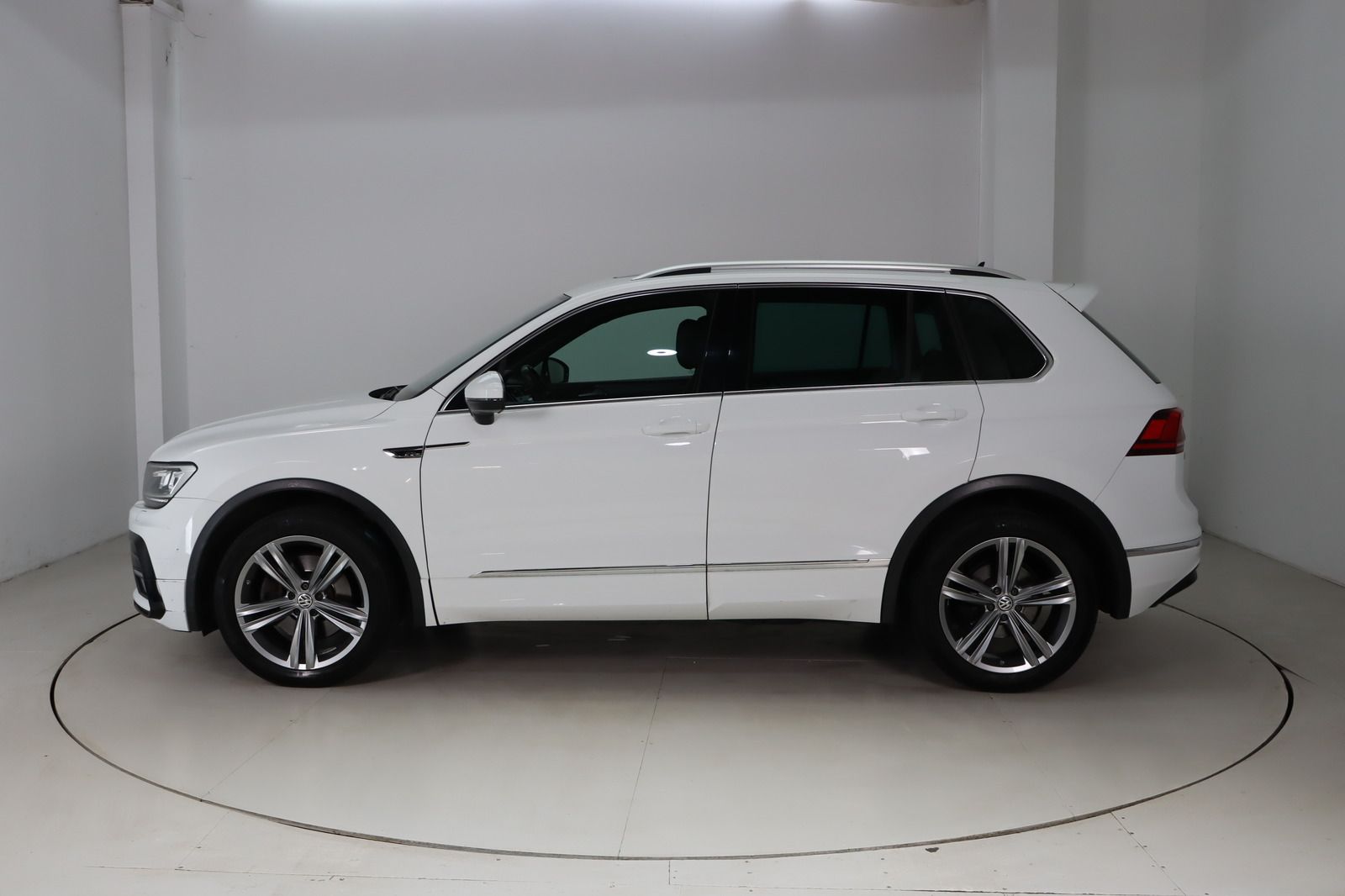 Fahrzeugabbildung Volkswagen Tiguan 2.0 TSI 4 Motion R-line Highline * Pano *