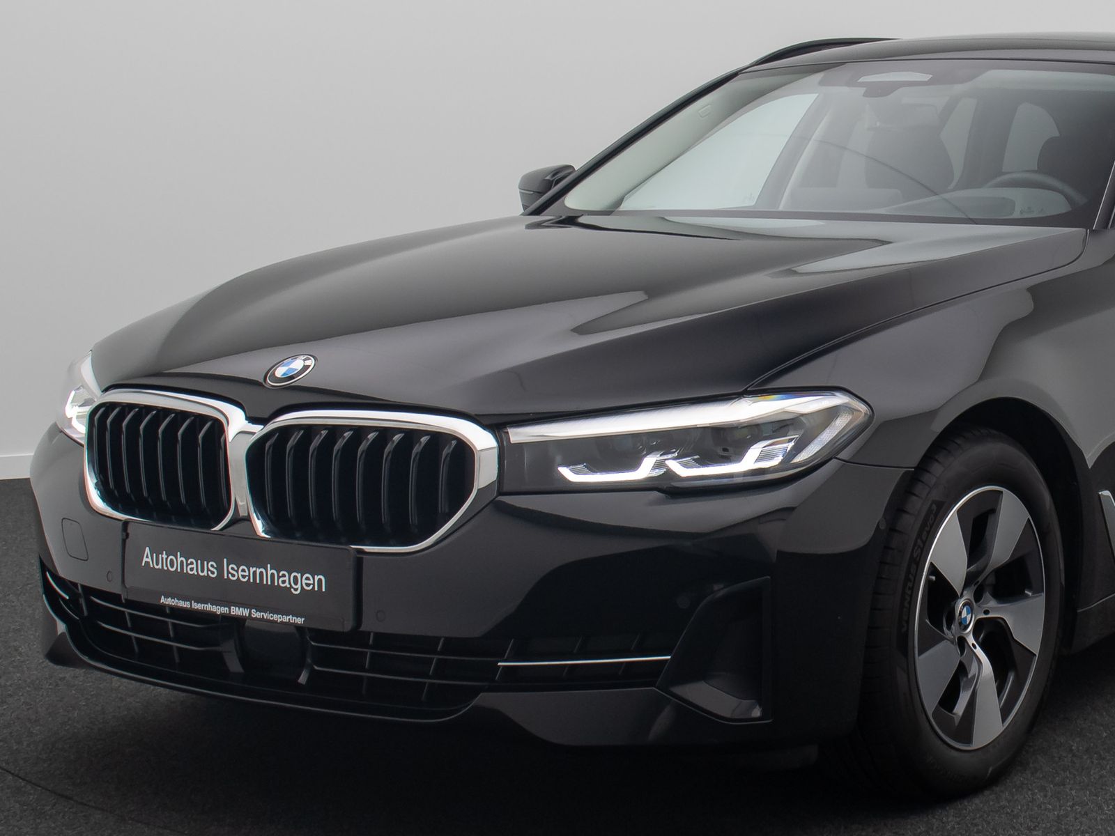 Fahrzeugabbildung BMW 520d ACC Alarm AHK Memory HUD DAB H/K Panorama