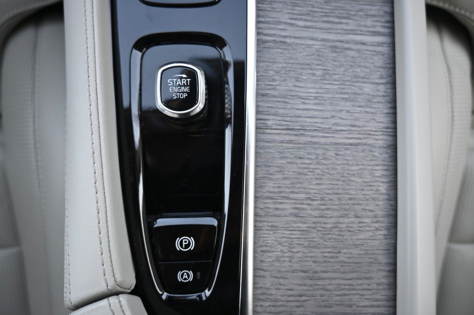 Fahrzeugabbildung Volvo XC90 T8 AWD Recharge Inscription*PANO*STHZ*B&W