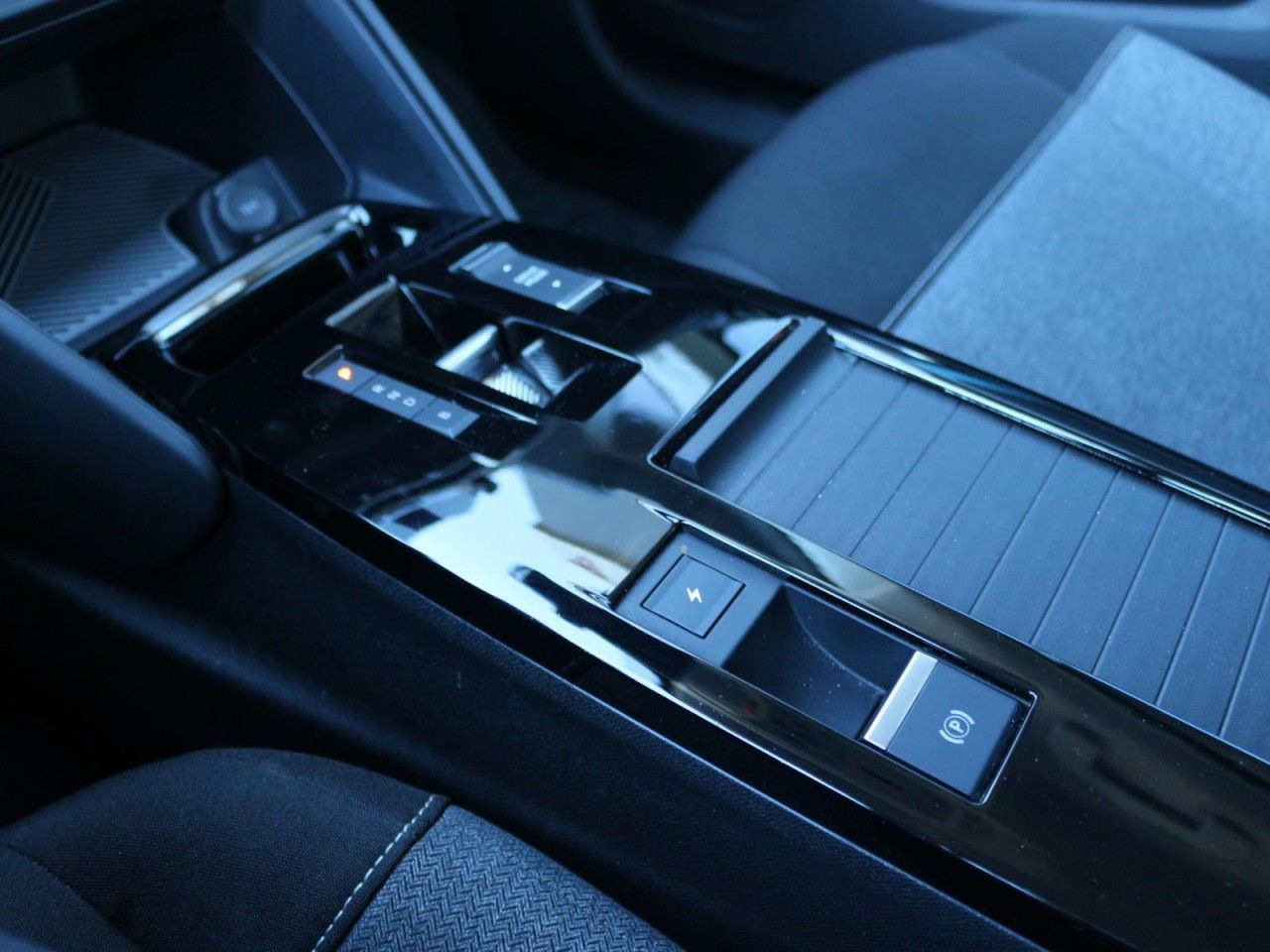 Fahrzeugabbildung Citroën ë-C4 FEEL 136