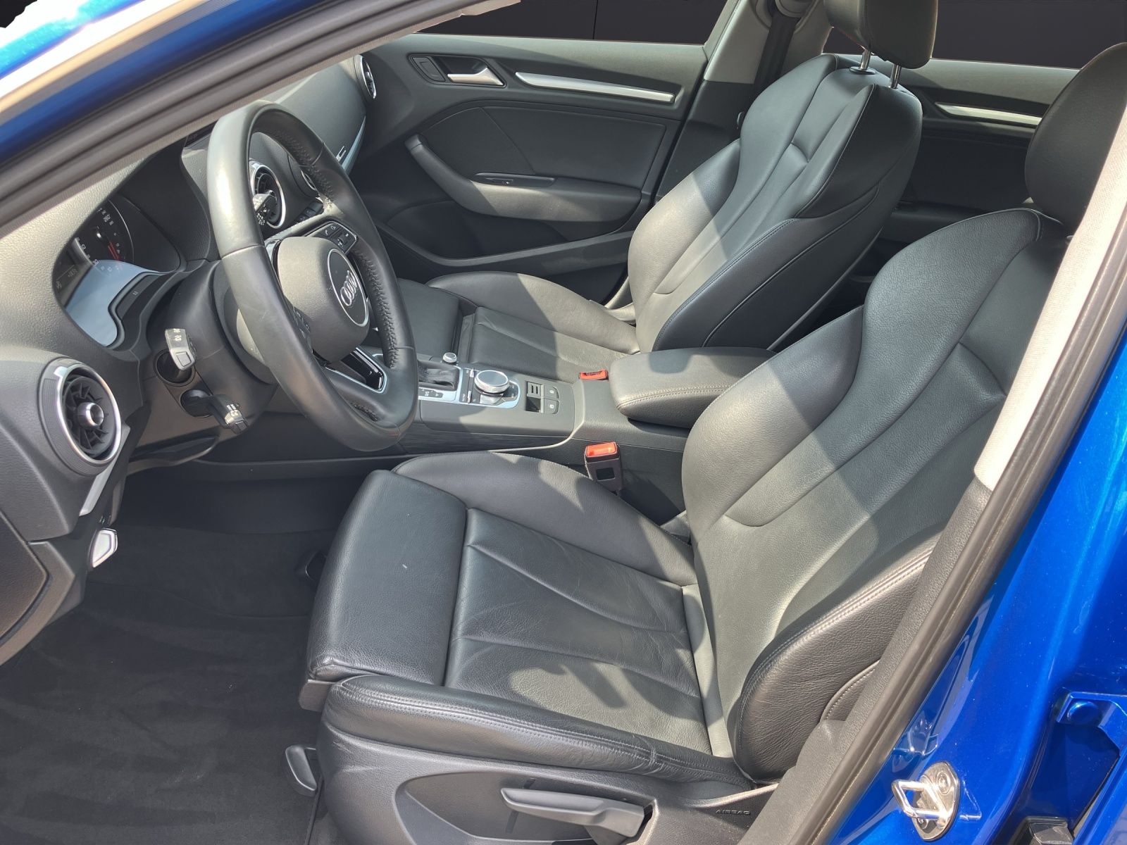 Fahrzeugabbildung Audi A3 Sportback S-Line S-tronic LED Navi ACC SHZ PD