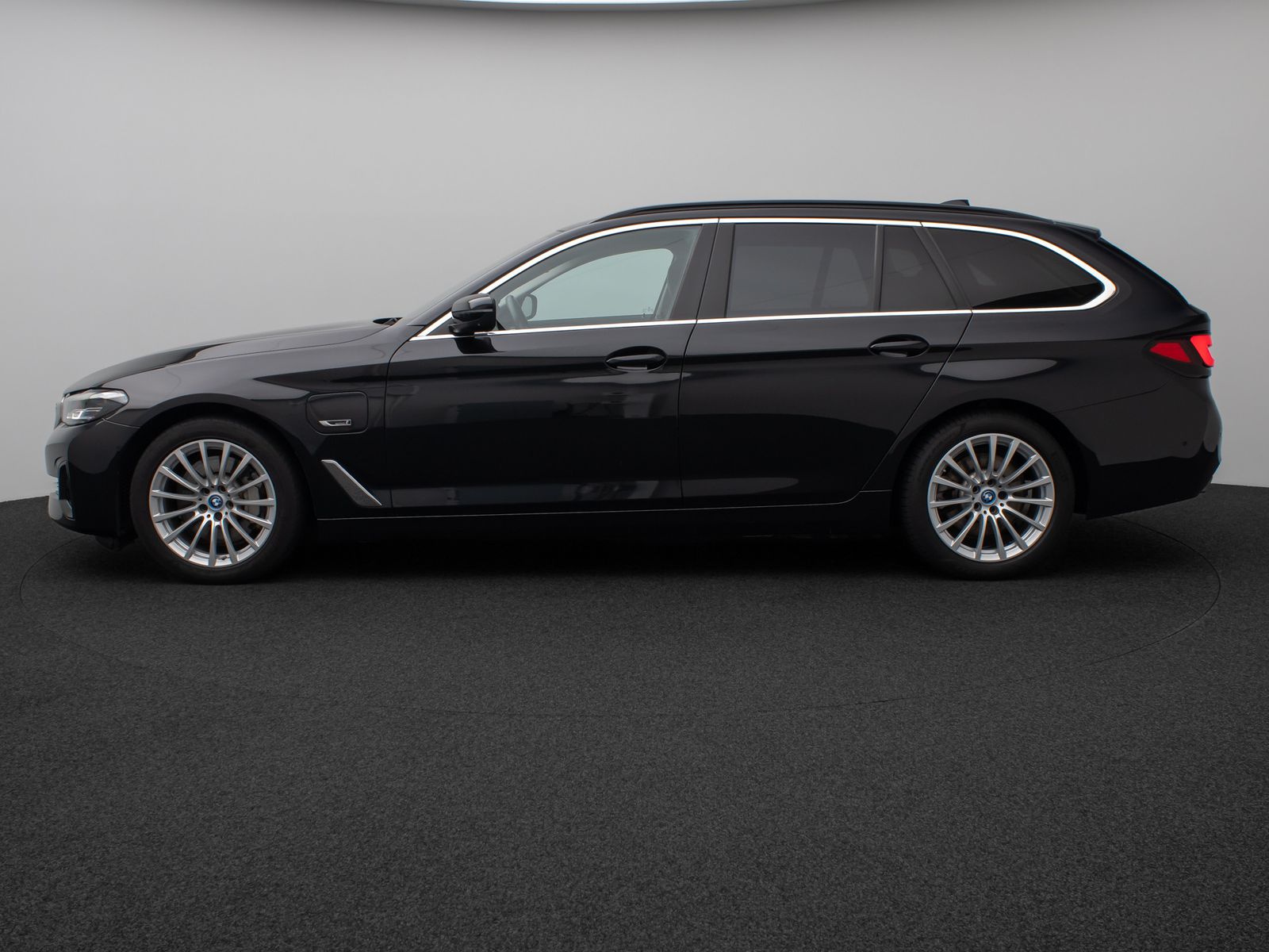 Fahrzeugabbildung BMW 530e Panorama 360°DAB H/K ACC AHK Alarm Leder